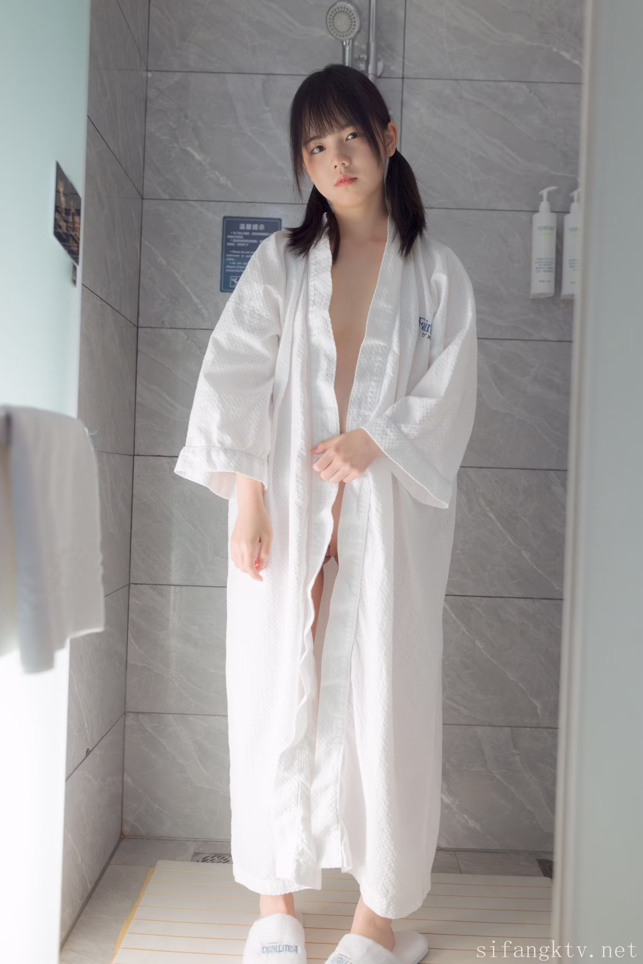 黑色齐刘海双马尾长发与清冷无辜直视镜头神态